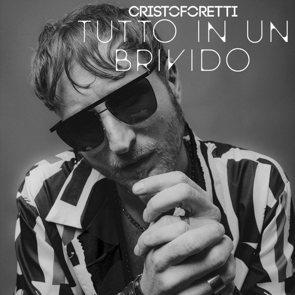 cristoforetti, occhiali da sole e camicia colorata, in primo piano nella copertina del nuovo singolo