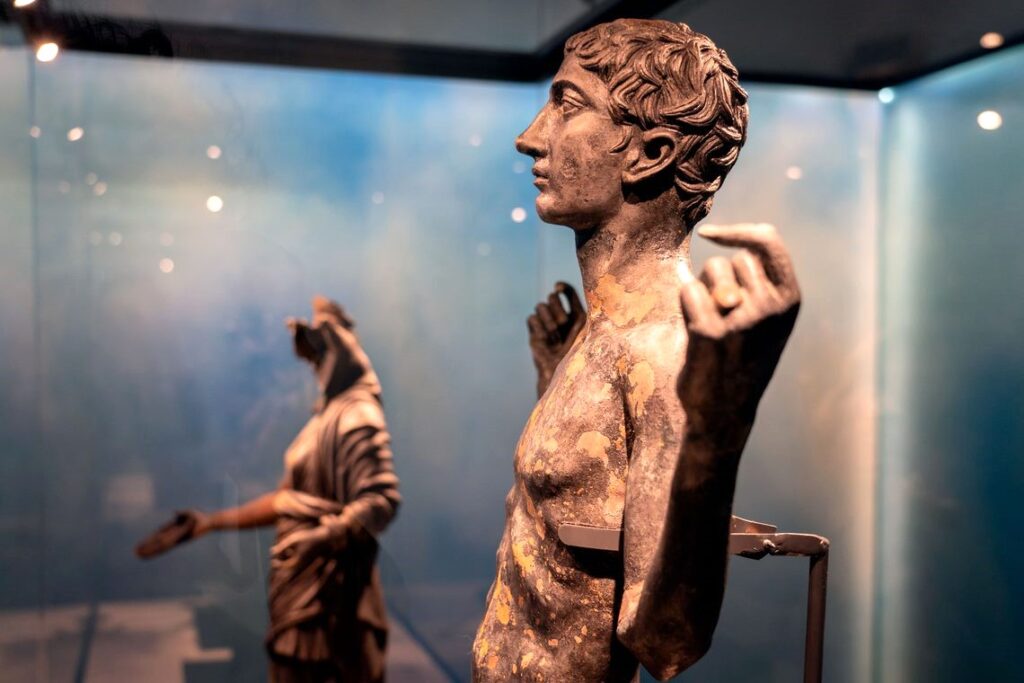 particolare di una delle 200 statuette 