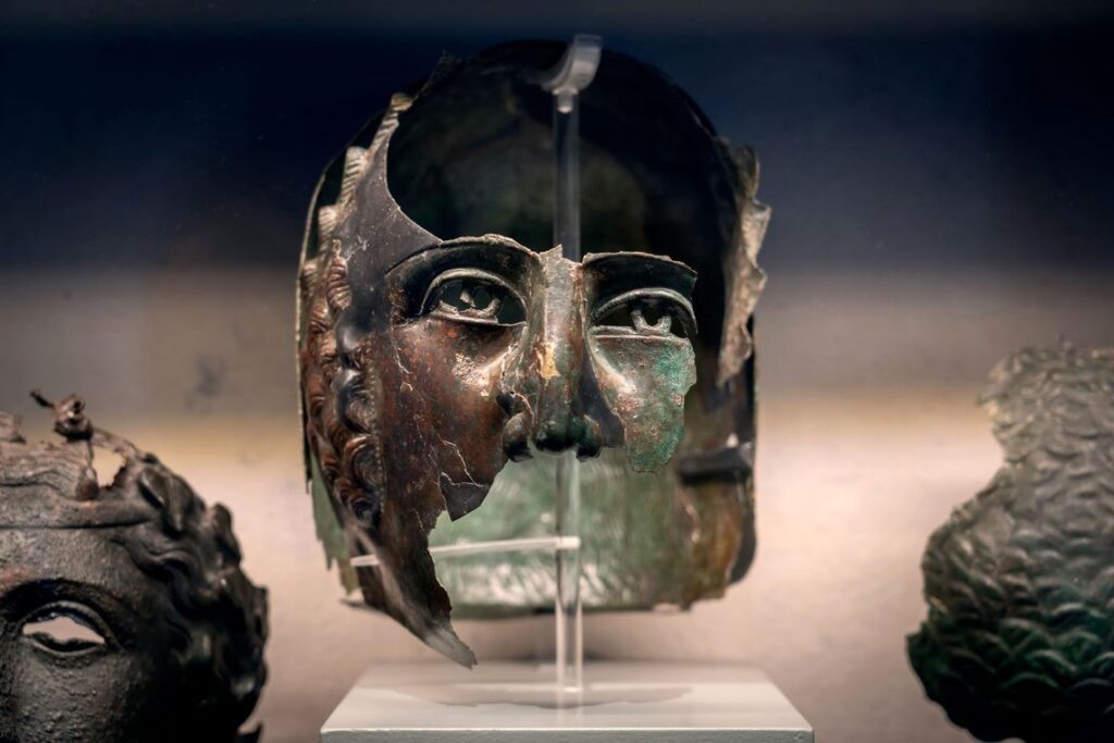 particolari delle statuette ritrovtae maschere del volto