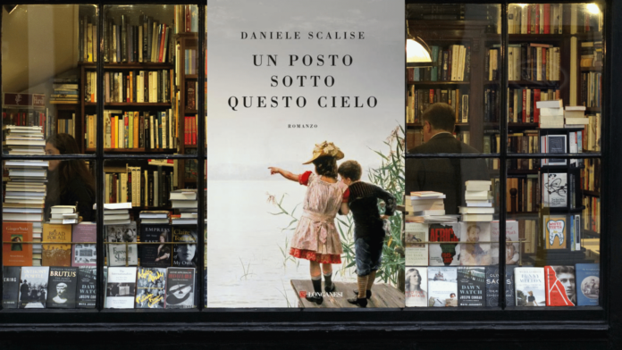 copertina del libro di daniele sclise in una vetrina di libreria