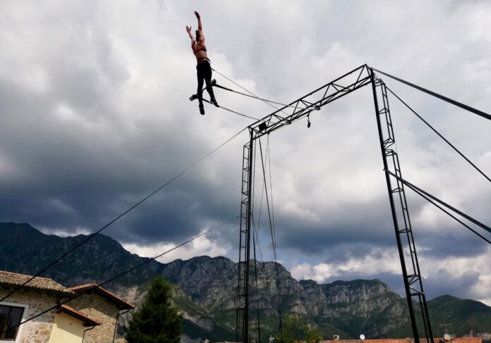 oscillante una donna su trapezio