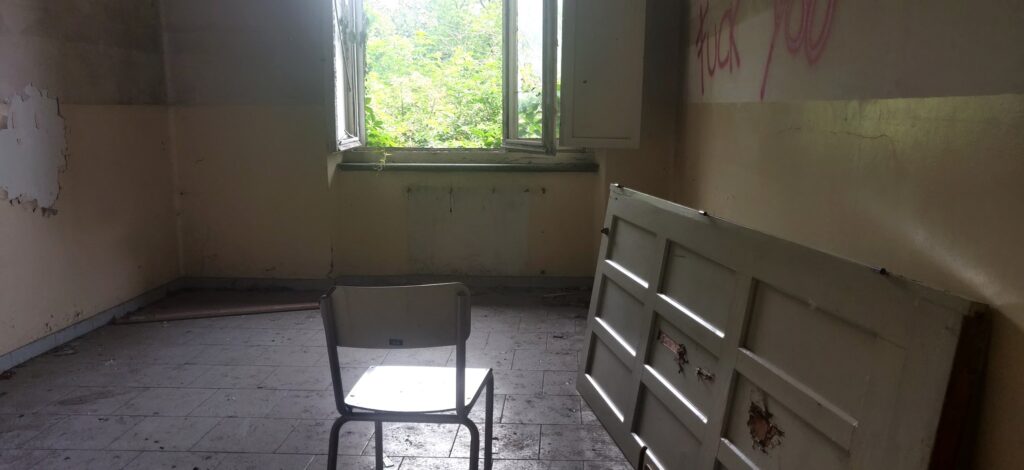 una sedia di fronte a una finestra vuota