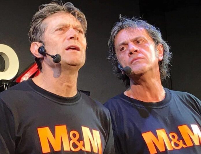 il duo comico Marco Mauro durante uno show con microfono e maglietta nera