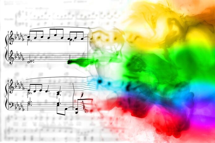 una nuvola arcobaleno di colori sta investendo un pentgramma musicale