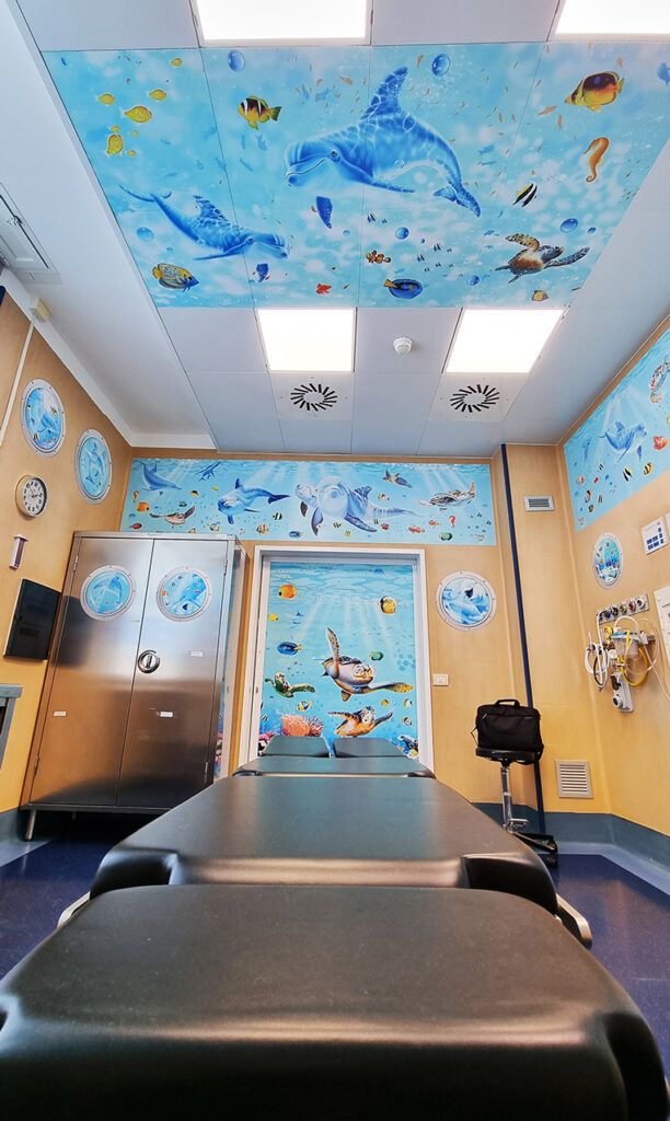 Gaslini a colori - una veduta della sala proiezioni con i muri disegnati con tanti pesci 