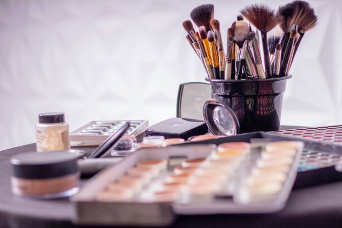 make-up artist - nella foto pennelli e accessori per il trucco