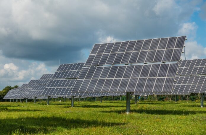 impianto agrivoltaico fatto di enormi pannelli solari nei campi