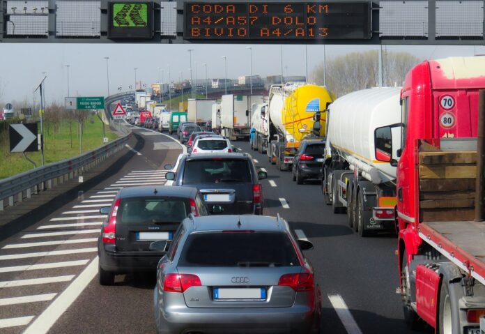 cantieri in autostrada - nella foto una coda lunghissima di auto