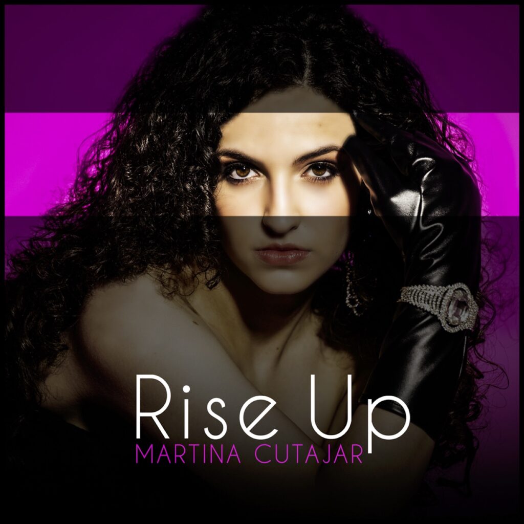 martina cutajar nella copertina del nuovo singolo, ha i capelli lunghi e neri e le spalle nude