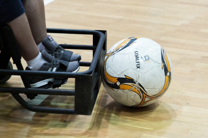 SMAspace malattie rare - nella foto si vede un pallone appoggiato alla pedana di un acaroozzella per disabilie dei piedi appoggiati sopra