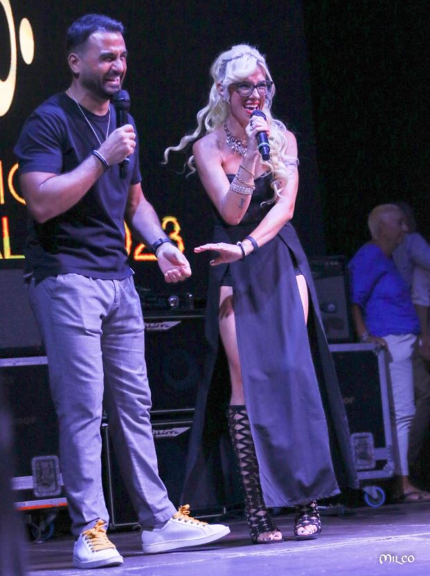 Baz a sinostra e sara chiarei a destra, sorridenti sul palcoscenico