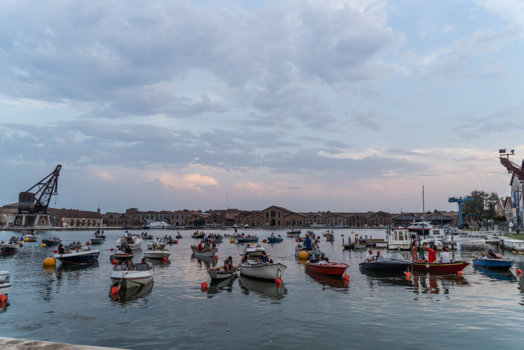 barch-in una serie di barche ormeggiate nella laguna di venezia