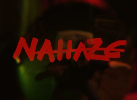 nahaze - la scritta del nome in primo piano, di colore rosso