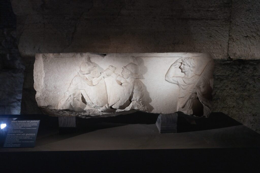 Gladiatori_Mostra-Colosseo_Rilievo-funerario-con-gladiatori-da-Nersae-©-Parco-archeologico-del-Colosseo