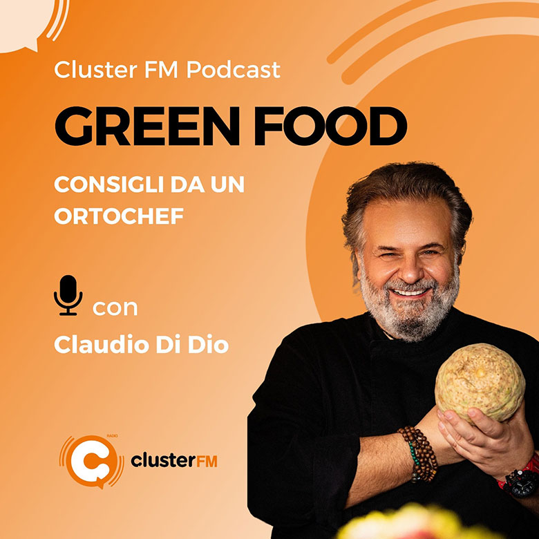 cucina ortocentrica green food claudio di dio - nella foto la label del podcast con tutte le info per collegarsi al podcast e la foto dello chef Claudio Di Dio con maglia nera, tiene in mano un ortaggio. Ha la barba bianca e sorride