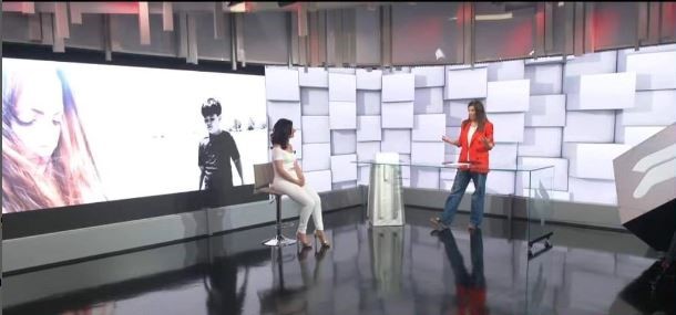 il primo piano di uno studio televisivo durante un telegiornale