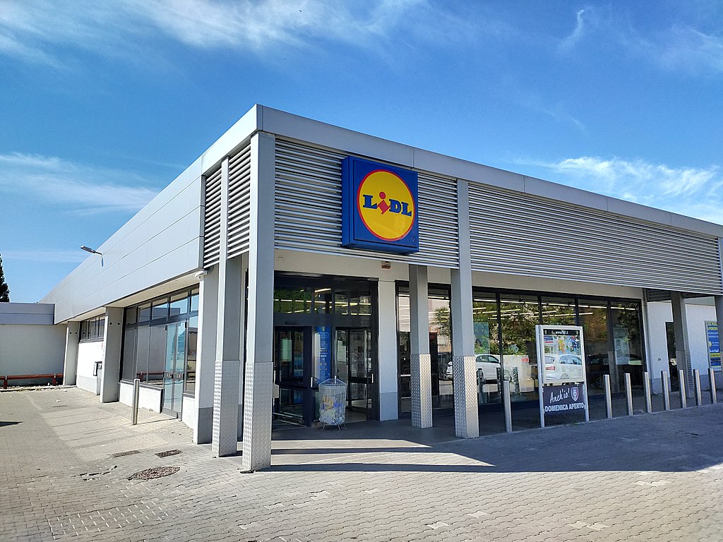 LIDL un punto vendita con la scritta rossa su sfondo giallo e blu