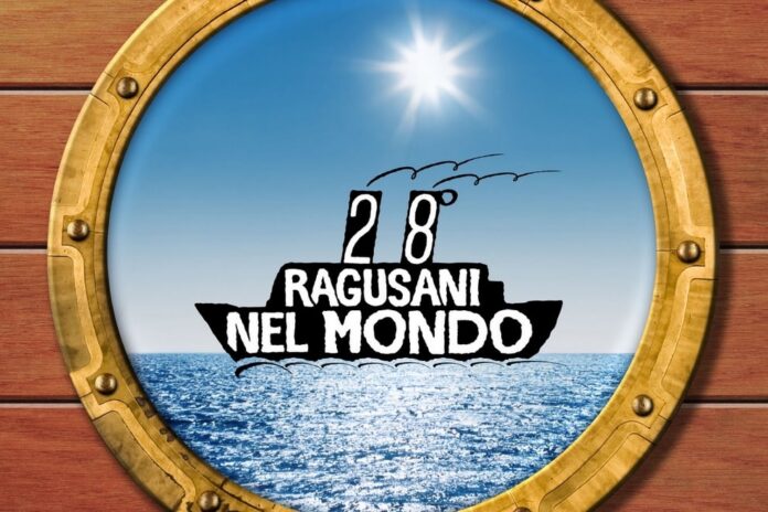 Premio ragusani nel mondo - un oblo di legno dal quale si vede il disegno di un abarca nel mare e la scritta al centro