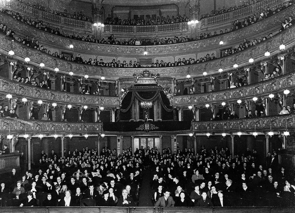 La sala del Teatro Regio la sera dell'8 febbraio 1936, poche ore prima dell'incendio che avrebbe distrutto il teatro. Torino, Archivio Storico del Teatro Regio.