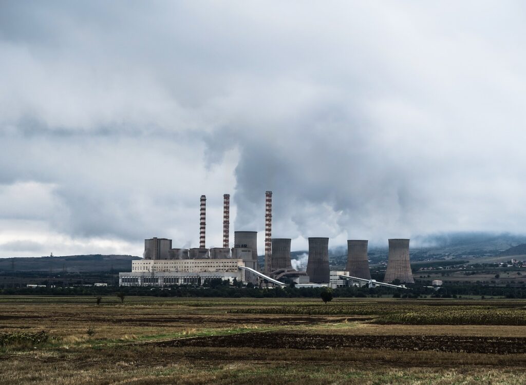 combustibili fossili - delle ciminiere che sputano fumo