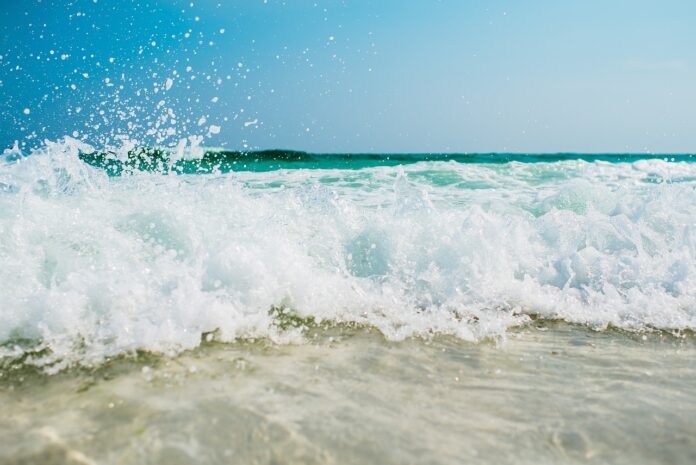 roby margherita - onde del mare che si infrangono sulla spiaggia