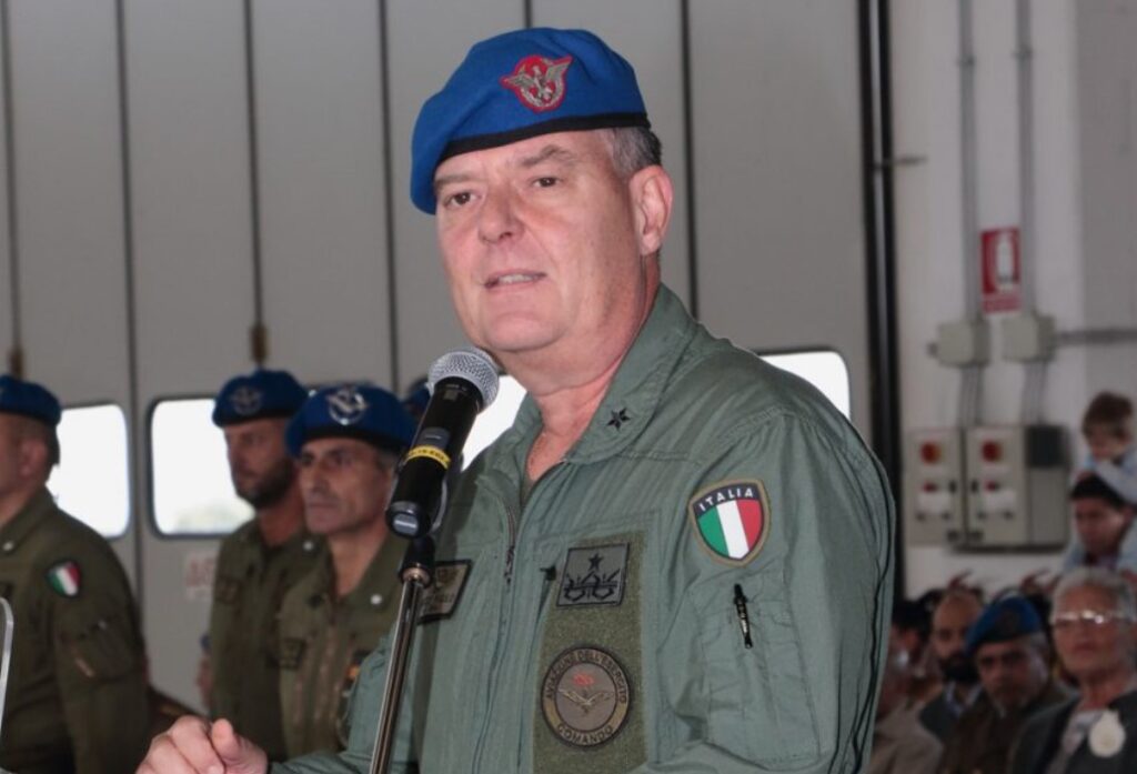 il Generale Paolo Riccò durante un discorso con microfono e divisa militare con basco blu