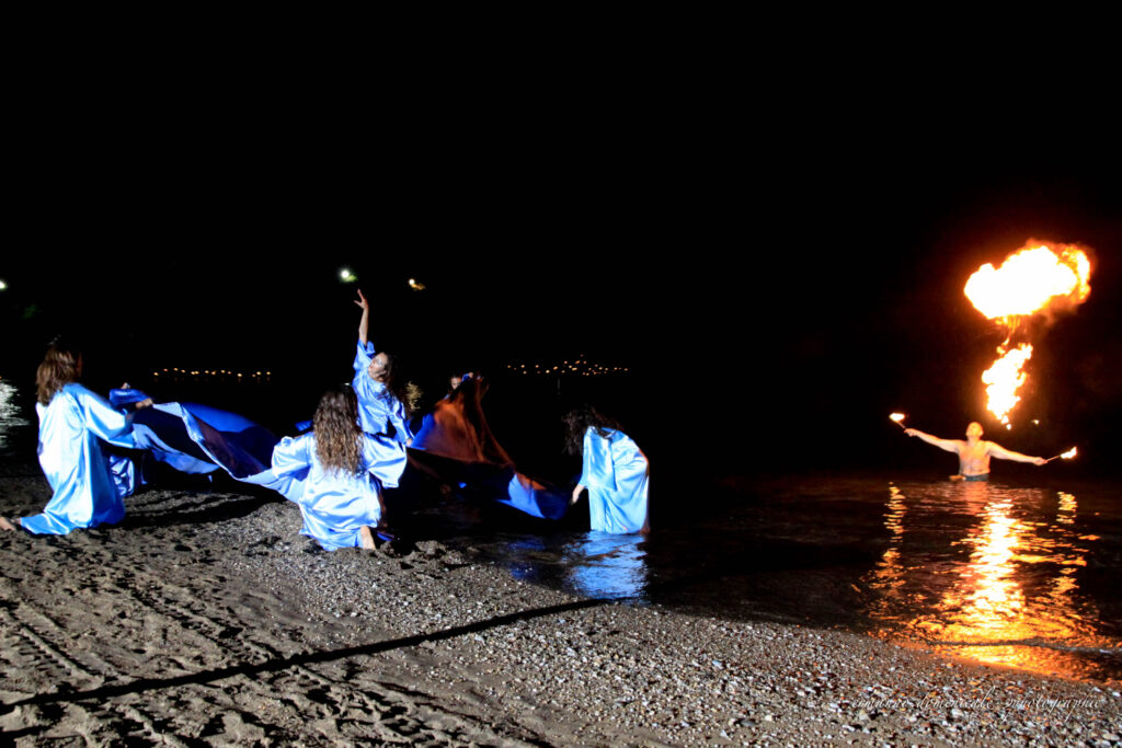 falò e imbarcaioni prote a paritre sulla spiaggia dell'innamorata all'isola d'elba