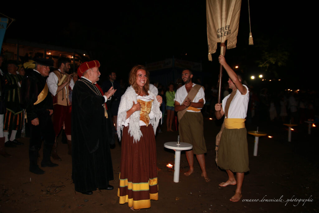 momenti di festa con persone in costume cinquecentesco sulla spiaggia di notte