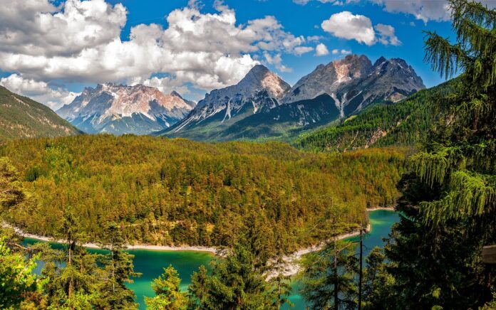 Restoration Law Parlamento Europeo - un paesaggio di montagna con alte vette e una valle florida con verdi pianure e laghi