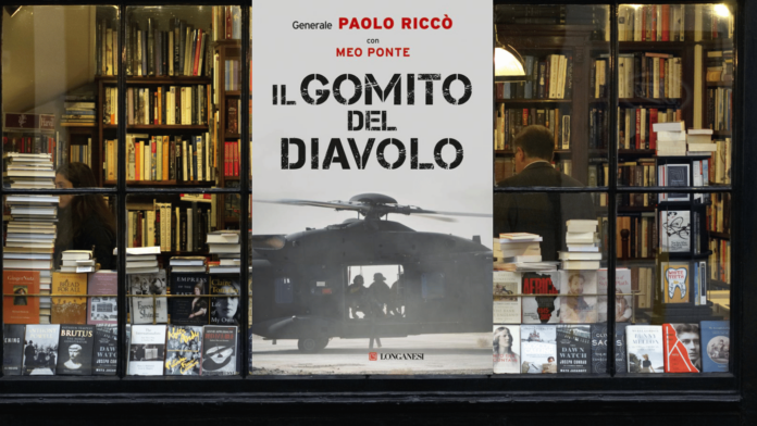 copertina del libro il ponte del divaolo di PAolo Riccò in una vetrina di libreria