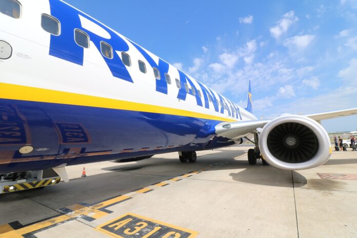 voli lowcost - nella foto un aereo ryanair cbianco con scritte blu