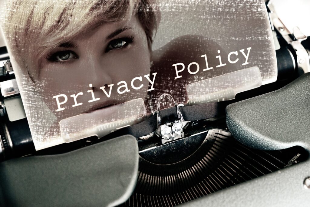 privacy policy ledue paole scritte con una macchina per scrivere su un foglio sove è stampata la foto di una donna bionda con i capelli corti