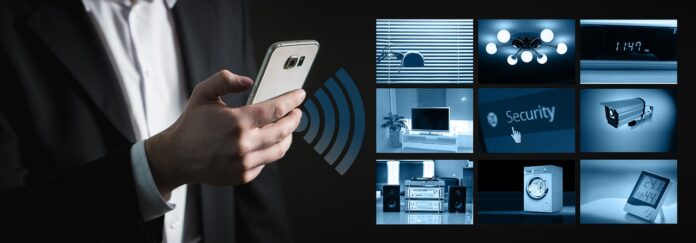 sistema d'allarme digitale con un uomo che tiene in mano un telefonino, il segno delle ode della wifi e affianco diverse caselle con parti della casa, una svglia digitale, una telecamera