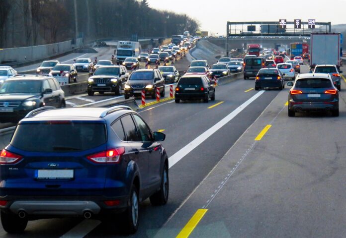 traffico lento pedaggi autostrada - nella foto un nodo autostradale con tante automobili in coda