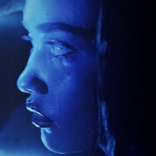 astol e biondo - la copertina di romantica e bugiarda, che raffigura il viso di profilo di una ragazza, illuminato da una luce blu