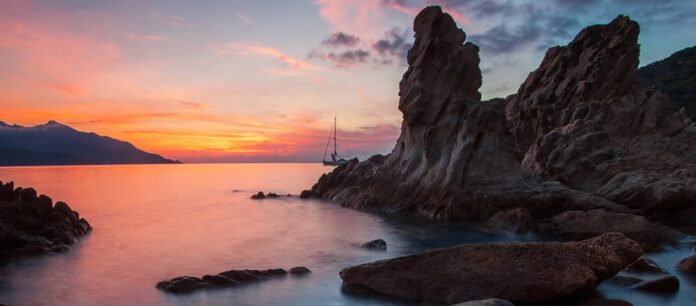 veduta dell'isola d'elba scogliere al tramonto