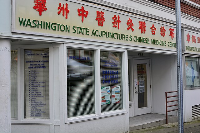 Centro di agopuntura e medicina cinese dello Stato di Washington, 663 South King Street, Distretto internazionale, Seattle, Washington caratteri cinesi in rosso su insegna 
