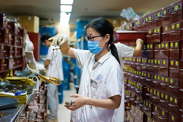 
Apothecary mixing traditional chinese medicin (中药房) at Jiangsu Chinese Medical Hospital in Nanjing 南京, China (34326619184)