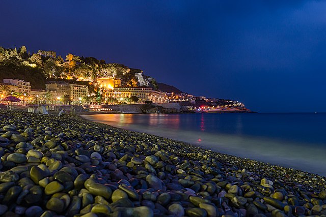 panormam notturno della costa con spiaggia per bagno di mezzanotte