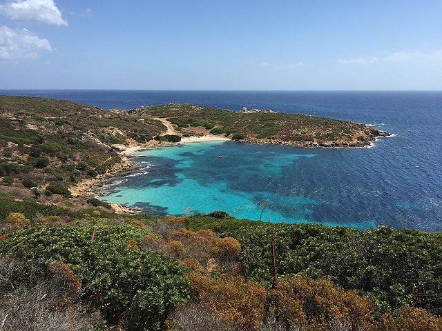 cala sabina panorma sull isola asinara con mare smeraldo e calette foto licenza CC