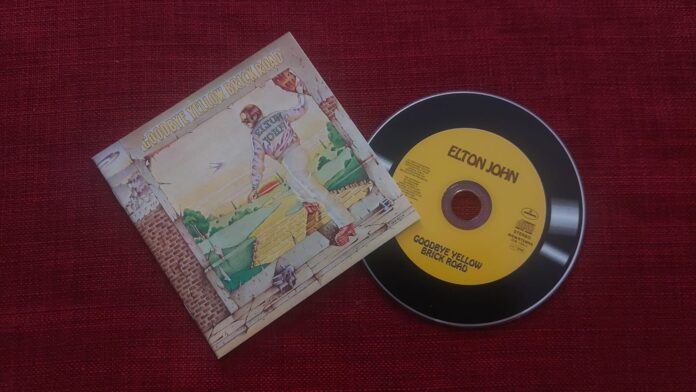 elton jphn - la copertina dell'album goodbye yellow brick road con il relativo cd