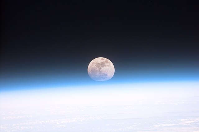 Gli astronauti a bordo dello Space Shuttle Discovery hanno registrato questo raro fenomeno della Luna piena parzialmente oscurato dall'atmosfera terrestre. L'immagine è stata registrata con un fermo immagine elettronico fotocamera alle 15:15:15 GMT, 21 dicembre 1999.". licenza CC superluna blu