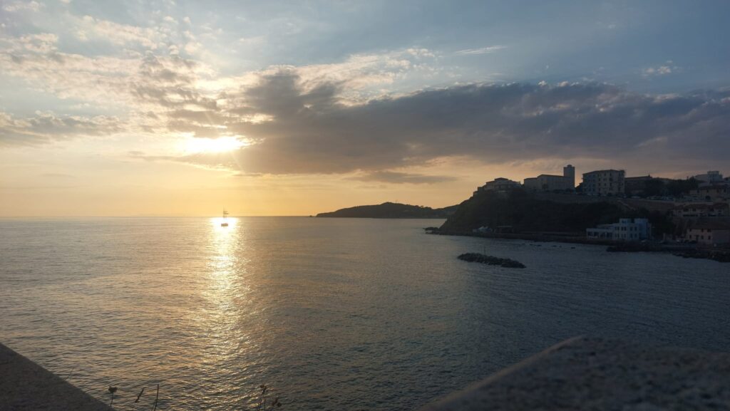 Vacanze ad agosto - nella foto un magnifico tramonto sul mare e le coste italiane