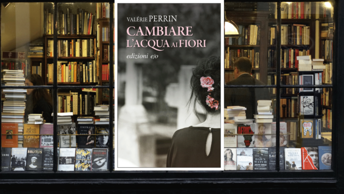 copertina del libro cambiare l'acqua ai fiori in una vetrina di libreria