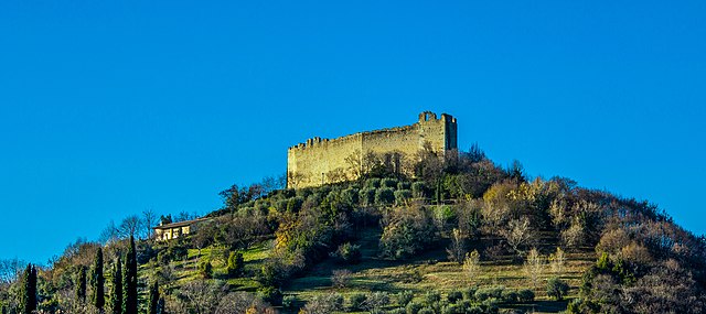 foto della fortezza di Asolo che sovrasta una collina con un cielo azzurrissimo