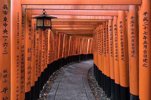 Percorso Torii con una lanterna appesa al Santuario Senbontorii di Fushimi Inari Taisha , Kyoto , Giappone immagine copertina èer medicina cinese licenza CC