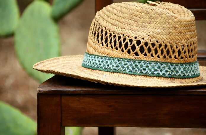 Sagre di Paese - un cappello di paglia da contadino appoggiato su uno sgabello di legno