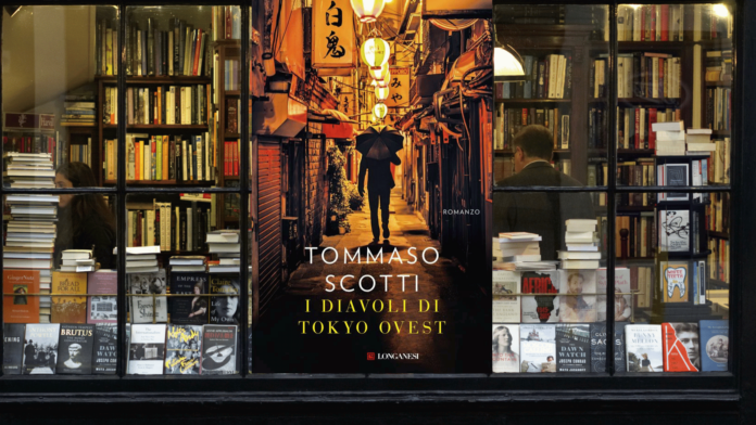 copertina del libro i diavoli di tokyo in una vetrina di libreria affollata