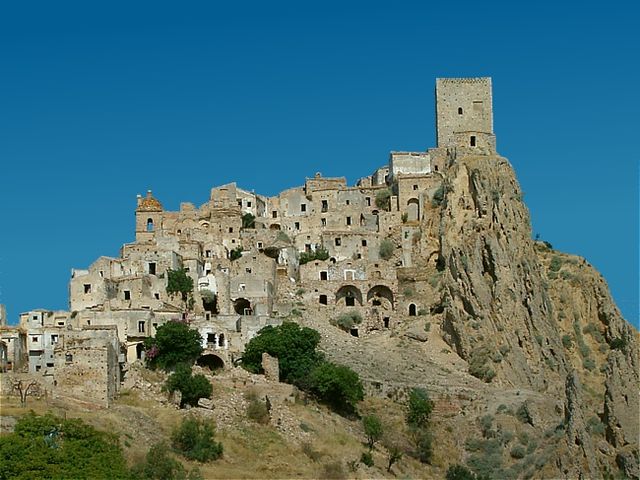 tra i borghi più belli Craco veduta panoramica del borgo arroccato su una rocca