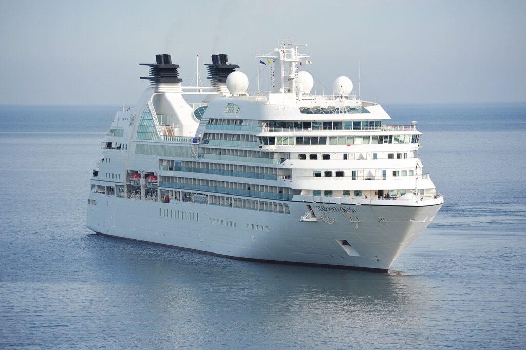 Una nave da crociera in mezzo al mare